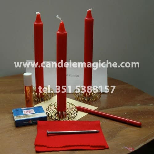 tre candele rosse per il rito con le rune Gebo e Mannaz