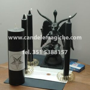 statua di baphomet, cero e candele nere per rituale di baphomet