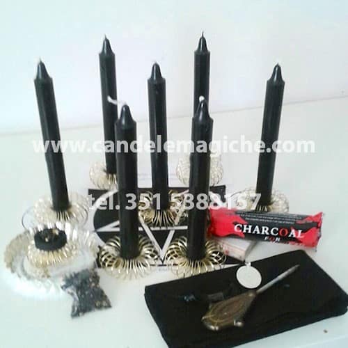 kit di accessori e sette candele nere per il rito di cernunno