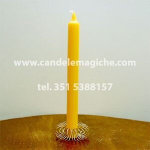 candela cilindrica di colore giallo