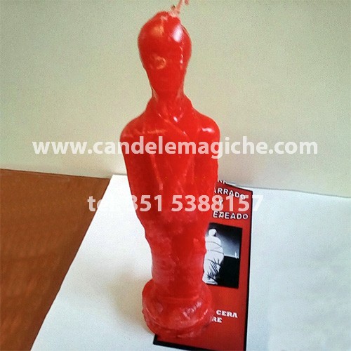 candela amarrado rossa a forma di statuetta incataneta