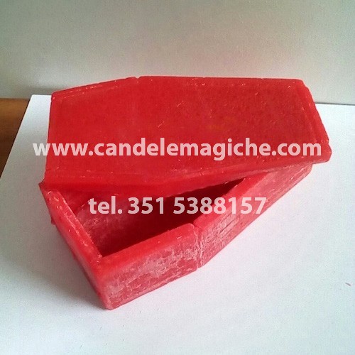 candela a forma di bara apribile di colore rosso