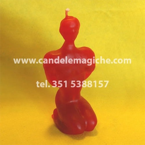 candela raffigurante la statuetta di un uomo in ginocchio di colore rosso